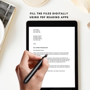 Op de afbeelding: Een close-up van een digitaal tabletscherm waarop een ontslagbriefsjabloon wordt weergegeven. De brief is geformatteerd met tijdelijke aanduidingen voor persoonlijke informatie, zoals naam, adres en datum. De tekst op het scherm luidt "Betreft: Ontslagbrief".