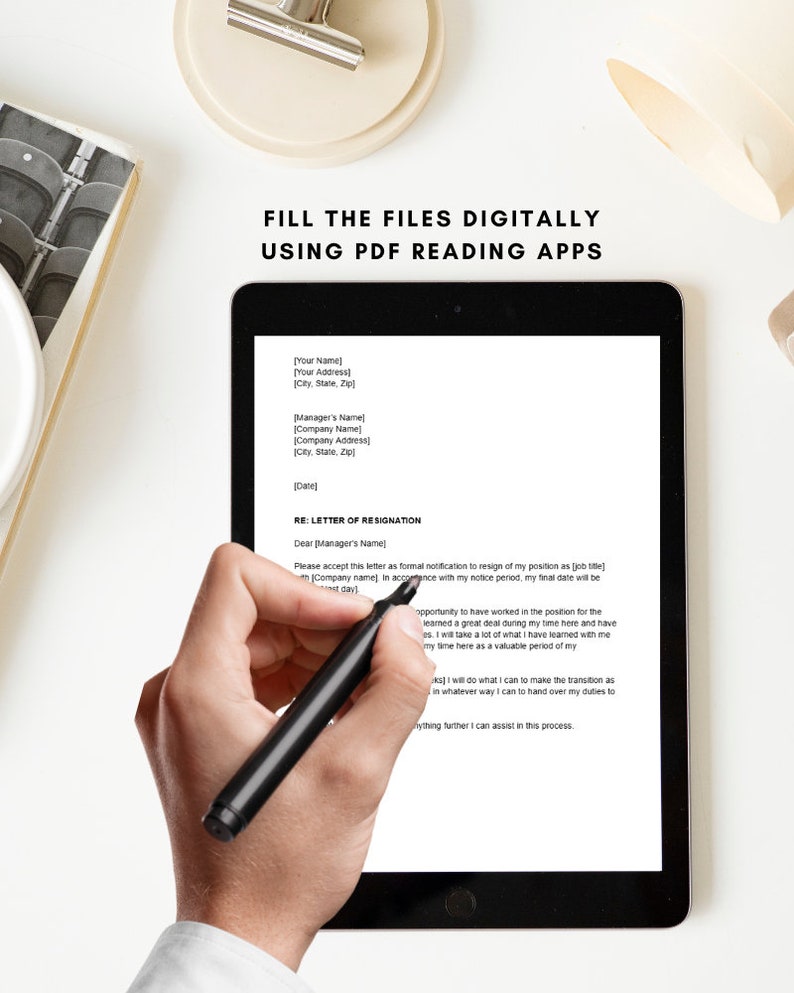 Op de afbeelding: Een close-up van een digitaal tabletscherm waarop een ontslagbriefsjabloon wordt weergegeven. De brief is geformatteerd met tijdelijke aanduidingen voor persoonlijke informatie, zoals naam, adres en datum. De tekst op het scherm luidt "Betreft: Ontslagbrief".