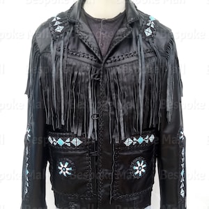 Puede incluir: Una chaqueta de cuero negra con flecos y abalorios azules y blancos. La chaqueta tiene cierre de botón y dos bolsillos.