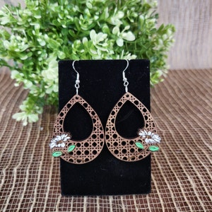 Daisy Boho Teardrop Earrings -  Rattan Drop Earrings - White Daisy Rattan Earrings -White Daisy Earrings Gift For Her