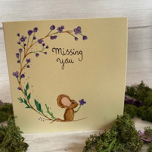 Simpatica cartolina con topo e fiori viola dipinta a mano e personalizzata.