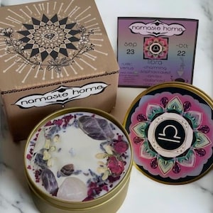 Vela del zodiaco Libra: Vela de soja con aroma a rosa, cristal y palo santo