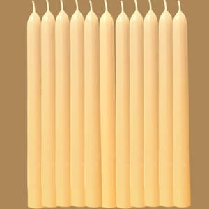 Op de afbeelding: Een verzameling van elf ivoorkleurige dinerkaarsen. Elke kaars is lang en slank, met een licht afgeronde bovenkant en een zichtbare lont. De kaarsen zijn verticaal geplaatst tegen een effen bruine achtergrond, wat een eenvoudige, elegante weergave creëert.