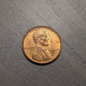 1939 Lincoln wheat cent, choice mint state coin,  beautiful red example.  High grade vintage old American penny. With free gift!