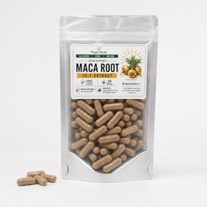 Può includere: Una busta trasparente piena di capsule marroni, etichettata "Maca Root 10:1 Extract". L'etichetta indica anche "100 Capsule" e "50 Porzioni". Diverse capsule sono sparse davanti alla busta. Il prodotto è un integratore alimentare.