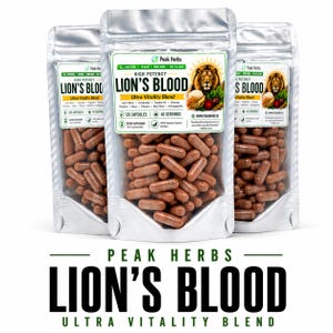 Puede incluir: Tres bolsas plateadas de cápsulas Peak Herbs Lion's Blood Ultra Vitality Blend. Cada bolsa contiene cápsulas marrones. La etiqueta presenta una cabeza de león, texto y las palabras "120 Cápsulas" y "40 Porciones". También se ve el texto "Peak Herbs" y "Lion's Blood".