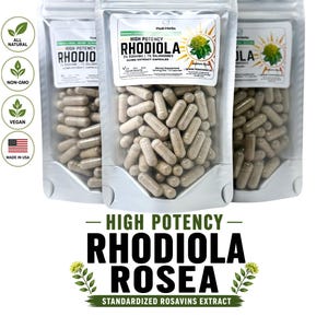 Può includere: Tre bustine trasparenti piene di capsule marrone chiaro. Ogni bustina ha un'etichetta con il testo "High Potency Rhodiola Rosea". L'immagine include anche icone per "All Natural", "Non-GMO", "Vegan" e "Made in USA".