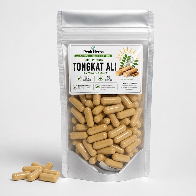K&ouml;nnte beinhalten: Ein transparenter Beutel gef&uuml;llt mit beigefarbenen Kapseln. Das Etikett zeigt "Peak Herbs TONGKAT ALI" mit Informationen zu Potenz, Menge und Portionen des Produkts. Einige Kapseln liegen auch au&szlig;erhalb des Beutels.
