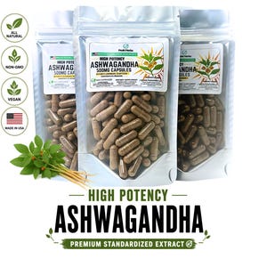 Può includere: Tre buste trasparenti piene di capsule marroni con l'etichetta "High Potency Ashwagandha 500mg Capsules". L'immagine include testo che indica che il prodotto è completamente naturale, non OGM, vegano e prodotto negli Stati Uniti. È visibile anche un rametto di foglie verdi e radici.