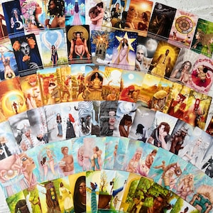 Puede incluir: Un conjunto de cartas de tarot con ilustraciones coloridas. Las cartas presentan im&aacute;genes de personas, elementos naturales y figuras simb&oacute;licas. Las cartas est&aacute;n dispuestas en forma de abanico, con los dorsos visibles.