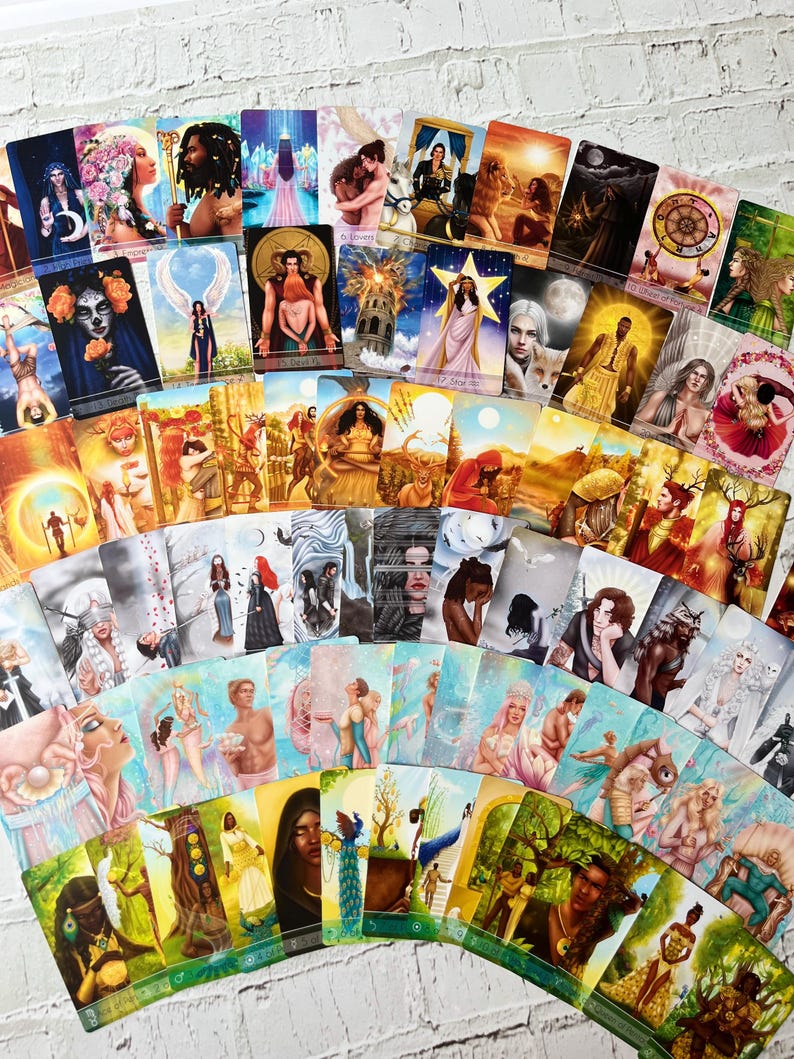 Puede incluir: Un conjunto de cartas de tarot con ilustraciones coloridas. Las cartas presentan im&aacute;genes de personas, elementos naturales y figuras simb&oacute;licas. Las cartas est&aacute;n dispuestas en forma de abanico, con los dorsos visibles.
