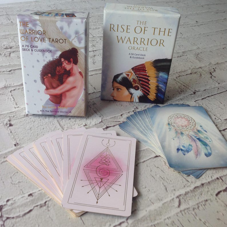 Puede incluir: Se muestran dos mazos de cartas del tarot y una extensi&oacute;n de cartas. Un mazo se titula "The Warrior of Love Tarot" y el otro "The Rise of the Warrior Oracle". Las cartas presentan ilustraciones de figuras y dise&ntilde;os geom&eacute;tricos, con una paleta de colores suaves.