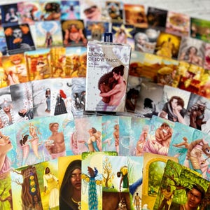 Puede incluir: Una baraja de cartas del tarot y una gu&iacute;a titulada "The Warrior of Love Tarot" con una caja que presenta una pareja abraz&aacute;ndose. Las cartas est&aacute;n ilustradas con im&aacute;genes coloridas de personas, naturaleza y s&iacute;mbolos. La baraja incluye 75 cartas.