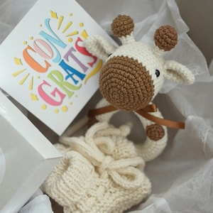 Geschenkbox für die Schwangerschaft mit Schühchen. Rassel für neue Mama. Geschenk für neue Eltern. Geschenk für Babys. Neugeborenes. Gehäkelte Rassel Giraffe