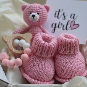 Geschenkbox zur Enthüllung des Geschlechts mit Teddy-Spielzeug. Es ist ein Mädchen, Baby. Geschenkkorb für Baby. Herzlichen Glückwunsch zur Schwangerschaft, Geschenk für frischgebackene Mutter, Weihnachtsgeschenk