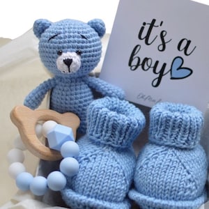 Geschenkbox zur Bekanntgabe des Geschlechts mit Teddyspielzeug. Es ist ein Junge. Geschenkkorb für Baby, Junge oder Mädchen. Glückwunsch zur Schwangerschaft für neue Mama.