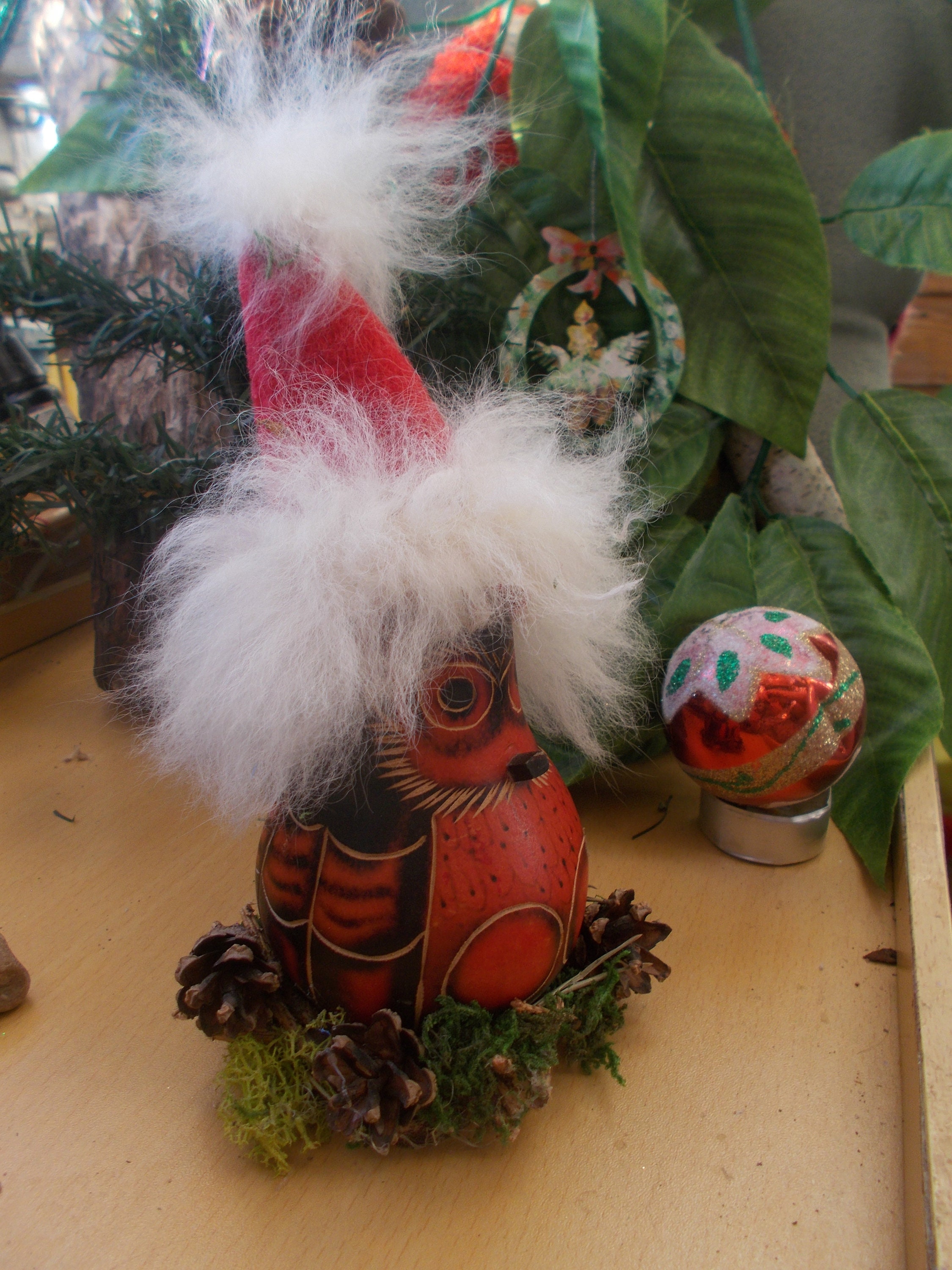 Kürbiseule bereit für Weihnachten, Hausverzierung, peruanische Volkskunst  der Kalebassen, roter Hut der Eule, frohes neues Jahr, Geschenk für  Weihnachten