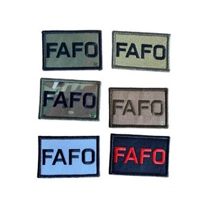Könnte beinhalten: Sechs rechteckige Patches mit dem Wort "FAFO" in schwarzer und roter Schrift. Die Patches sind aus verschiedenen Materialien gefertigt, darunter Tarnmuster, einfarbige Stoffe und ein weißer Hintergrund.