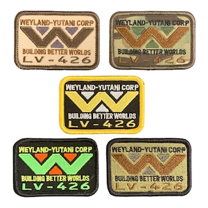 Könnte beinhalten: Fünf gestickte Patches mit dem Weyland-Yutani Corporation Logo. Das Logo ist ein stilisiertes 'W' mit schwarzem Hintergrund und einem gelben, grünen oder braunen 'W' mit weißem Umriss. Der Text 'Weyland-Yutani Corp' befindet sich über dem Logo, und der Text 'Building Better Worlds' befindet sich unter dem Logo. Der Text 'LV-426' befindet sich unter dem Text 'Building Better Worlds'.