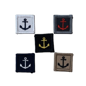 Könnte beinhalten: Fünf quadratische, gestickte Aufnäher mit Anker-Designs. Die Aufnäher sind in verschiedenen Farben erhältlich, darunter Weiß, Marineblau, Schwarz, Grau und Beige. Die Anker sind in Kontrastfarben wie Marineblau, Rot und Gelb gehalten.