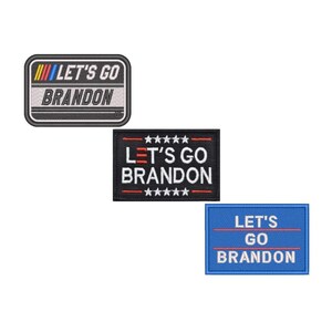 Puede incluir: Tres parches bordados con el texto "LET'S GO BRANDON". El parche superior es rectangular con un diseño de rayas de carreras. El parche central es negro con estrellas blancas. El parche inferior es azul.