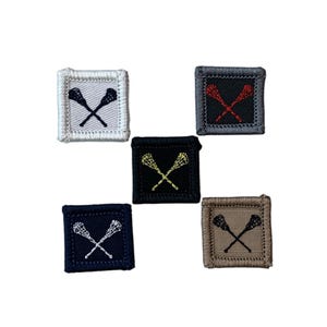 以下が含まれることがあります： クロスしたラクロススティックが特徴の、正方形の刺繍パッチ5枚。パッチは白、黒、ネイビー、グレー、タンの様々な色があります。ラクロススティックは、黒、赤、金などの対照的な色です。