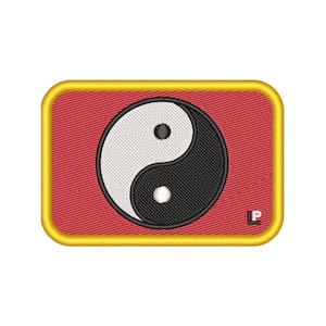 Op de afbeelding: Een rood geborduurd patch met een gouden rand met een zwart-wit yin yang symbool. De patch heeft een witte "LP" in de rechter benedenhoek.