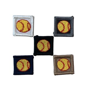 Könnte beinhalten: Fünf gestickte Aufnäher mit einem gelben Softball mit roten Nähten auf quadratischem Hintergrund. Die Aufnäher sind in Weiß, Grau, Schwarz, Marineblau und Braun gehalten. Das Softball-Design ist auf jedem Aufnäher zentriert.