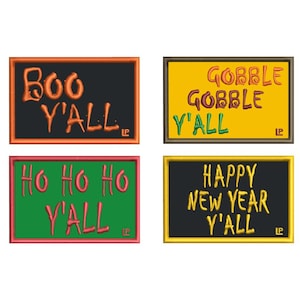 以下が含まれることがあります： お祝いの挨拶が刺繍された4つのパッチ。パッチには「Boo Y'all」、「Gobble Gobble Y'all」、「Ho Ho Ho Y'all」、「Happy New Year Y'all」というフレーズが含まれています。各パッチは異なる配色とボーダーを持っています。