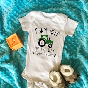 Könnte beinhalten: Weißer Baby Strampler mit einem grünen Traktor und dem Text "Farm Help On The Way September 2021".
