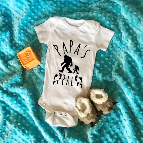 Benutzerdefinierte Bigfoot Papas Kumpel Baby Body, süße I Believe Sasquatch Baby Kleidung, Yeti Neugeborene Strampelanzug, Vatertagsgeschenk für Opa oder Dad