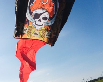 Pirat Einleinerdrache für Kids, Taschendrache, pirate skull, pocket kite, black red single line kite, Kinderdrache, Piratendrache