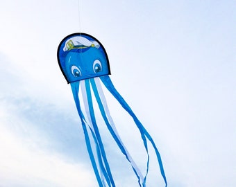 Oktopus Krake Einleinerdrache für Kids, outdoor toy, blue small single line kite, octopus, captain, Kinderdrache, maritimes Spielzeug, beach