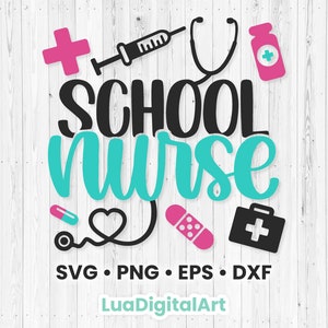 以下が含まれることがあります： 「SCHOOL nurse」というテキストが、聴診器、包帯、注射器、錠剤、救急箱、薬瓶など、医療のシンボルで囲まれた、青緑色と黒色のグラフィックデザイン。デザインには、「SVG. PNG. EPS. DXF」と「LuaDigitalArt」のテキストも含まれています。