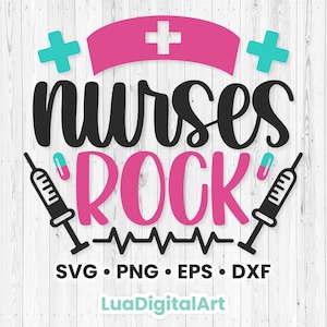 Könnte beinhalten: Pinkes und schwarzes Grafikdesign mit dem Text "nurses rock" und einer Herzschlaglinie. Zwei blaue Pluszeichen und zwei Spritzen mit roten Kappen befinden sich auf beiden Seiten des Textes. Der Text "SVG PNG EPS DXF" und "LuaDigitalArt" befinden sich am unteren Rand des Designs.