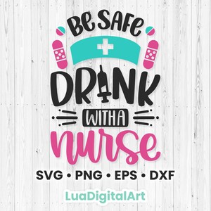 Könnte beinhalten: Ein pinkfarbenes und schwarzes Grafikdesign mit dem Text "Be Safe Drink With A Nurse" mit einer Krankenschwestermütze, einem Pluszeichen und Verbänden. Der Text "SVG PNG EPS DXF" und "LuaDigitalArt" ist ebenfalls enthalten.