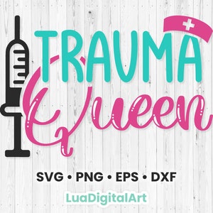Op de afbeelding: Een roze en turquoise grafisch ontwerp met de tekst "Trauma Queen" en een spuit met een rood kruis erop. De tekst "SVG PNG EPS DXF" en "LuaDigitalArt" zijn ook in het ontwerp opgenomen.