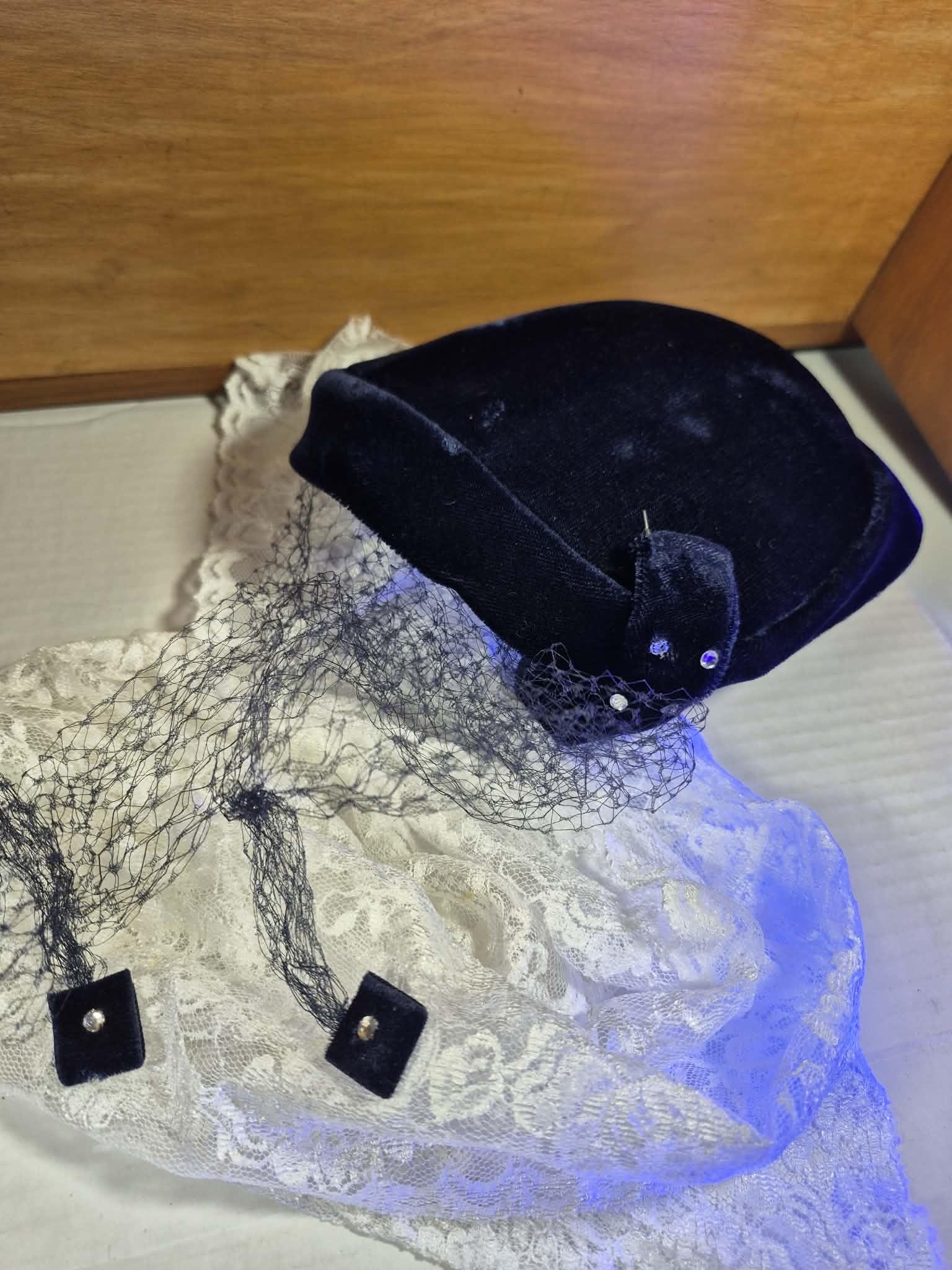 Pillbox Blue Velvet - Etsy display picture 2