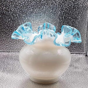 Vintage Fenton Glas Blue Aqua Crest Bud Vase Gekräuselte Crimp Top Weiß Milchglas Fancy Dish