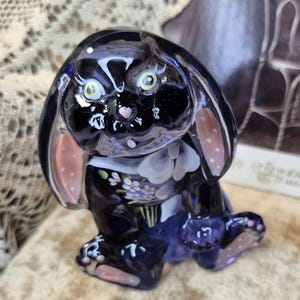 Fenton Bunny Lila Miniatur-Kaninchen in Amethyst Glas! Ein wunderbar handgemaltes Stück von Angela Van Zile.