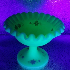 Pequeño cuenco de compota vintage Fenton de satén brillante con flores rosas sobre pedestal de cristal para crema pastelera, pintado a mano, color menta, firmado por Schlicher