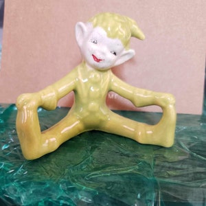 Figura de duendecillo vintage Gilner en miniatura, rara, de los años 50, fabricada en Japón, sentada con un adorable traje verde amarillento HTF sosteniendo los dedos de los pies