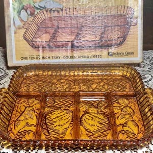 Vintage gouden barnsteen doorgesneden serveerschaal van Collectible Indiana Glass Co in originele doos 12,5 x 9 inch dienblad - geïmponeerd fruitpatroon