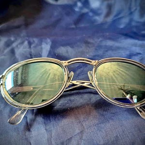 Vintage Designer Sunglasses - Awesome Retro Style Shades from 70s-80s Era - Silver Frame & Mirror Lenses