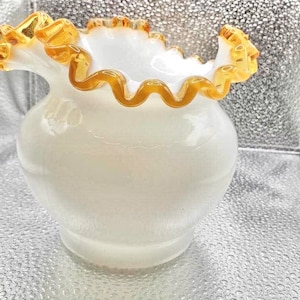 Vintage Fenton Gold Crest Milchglas Weiß m Dekorative Schüssel oder Knospe mit kristaler gekräuselter Lippe 5x5 &quot;&quot;