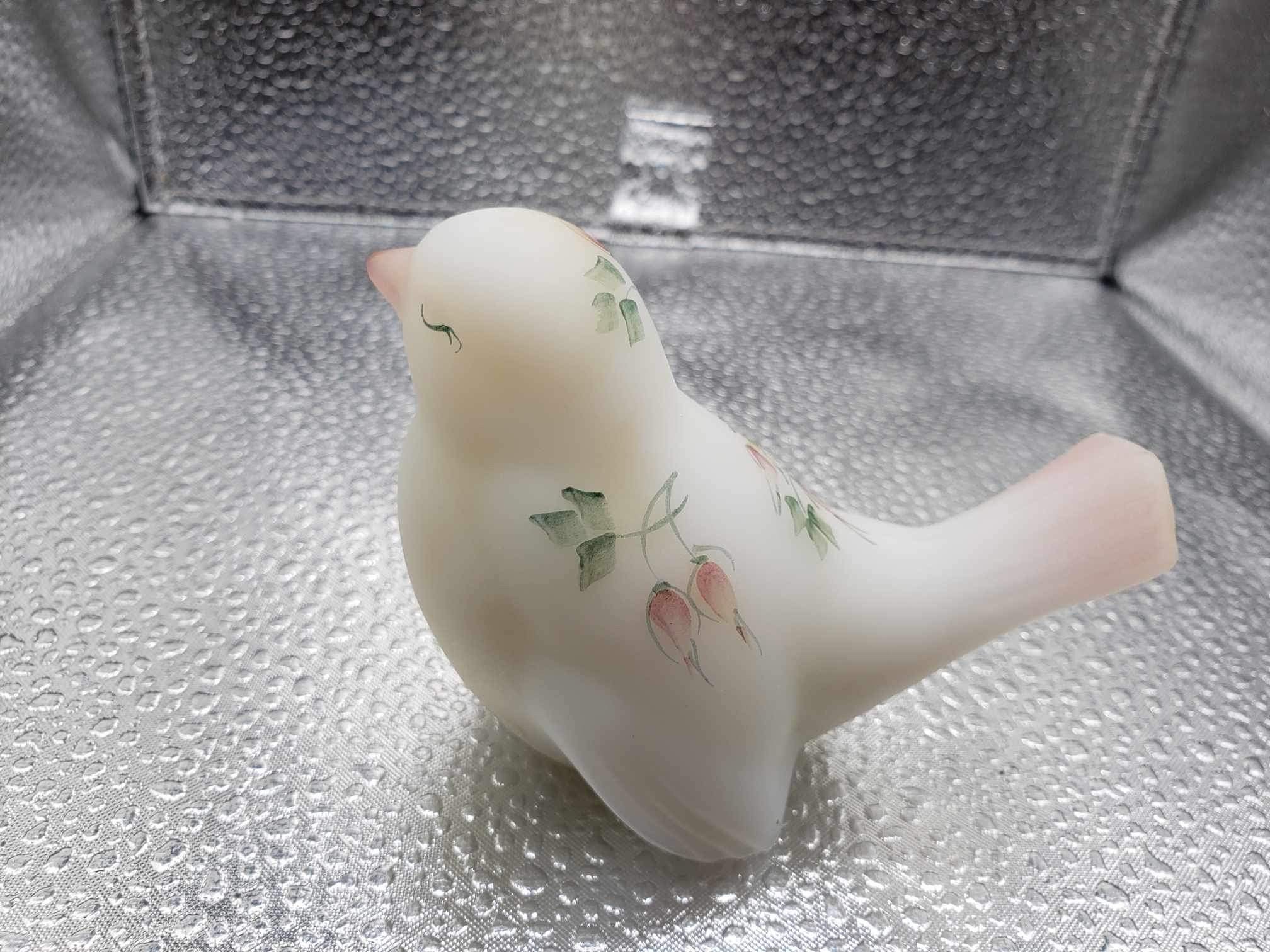 フェントンのミルキーホワイトガラスの鳥の95周年記念限定版。上品で