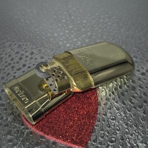 Vintage engeaved Marlboro brass Trench lighter, 2 pieces Easy to use! Add to your collection 1990s