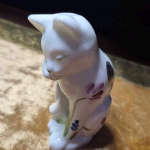Fenton Figurine Cat Iridescent White Artist Signed T Gaskins