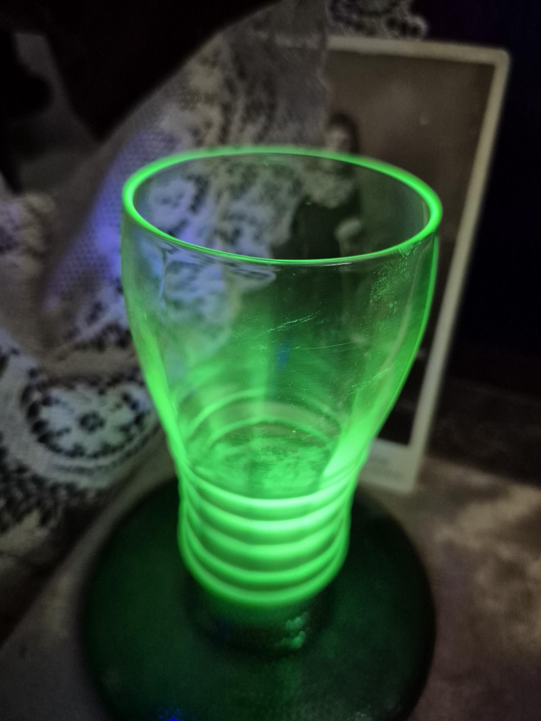 ウランガラス　グラス ウラン製のアンティークグラス！非常に輝く輝き。直径約5インチ。19