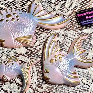 Vintage RARE Retro Fish Family Chalkware Wall Plaque Set - Pastel Pink & Blue with Gold 3pcs Mom, Dad, Baby Fishes